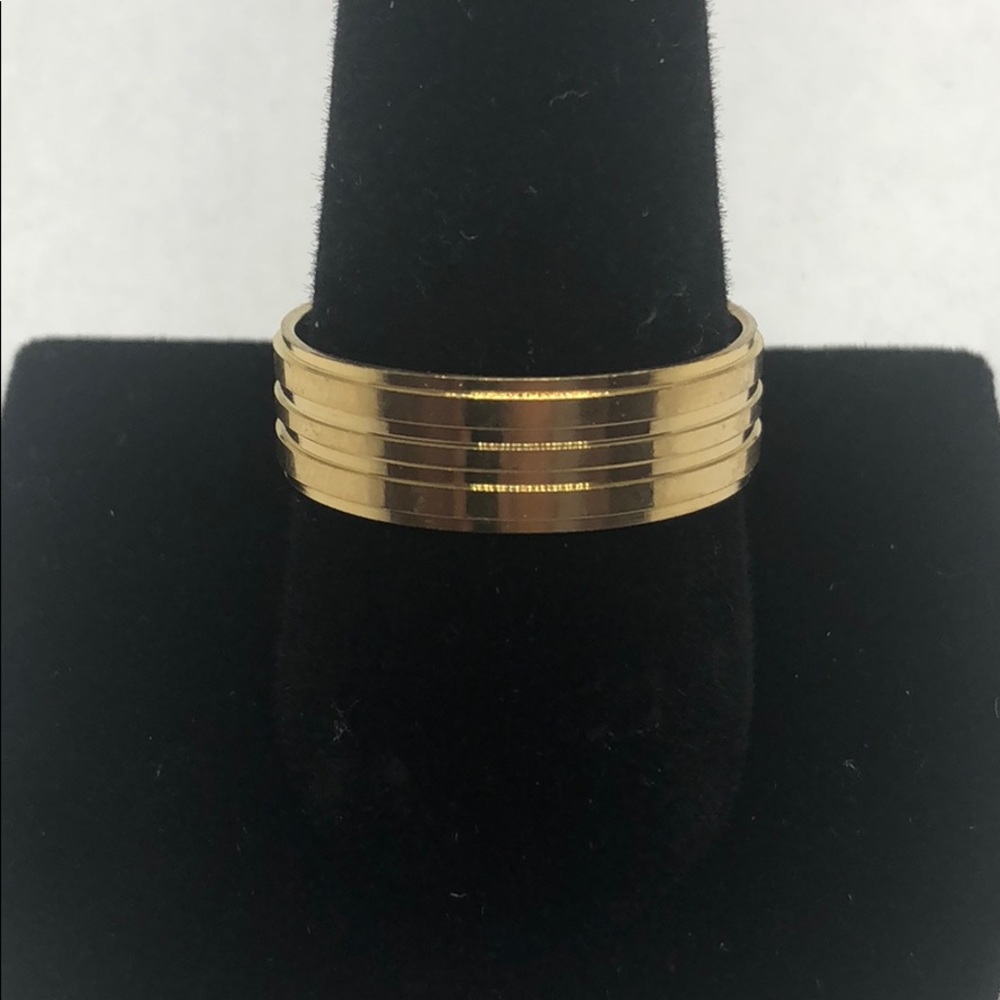 Men’s ring.